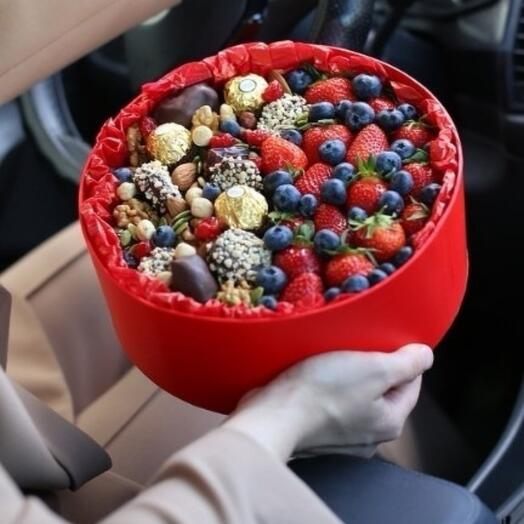 Set de regalo con bayas, frutas secas y dulces