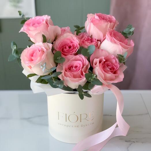 Розы в коробкп+ эвкалипт