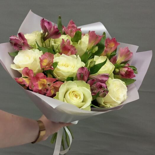 Ramo de rosas y alstroemeria