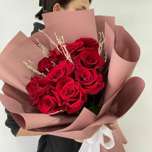 Красные розы 9 шт с декором