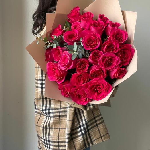 Малиновые розы 25 шт с эвкалиптом