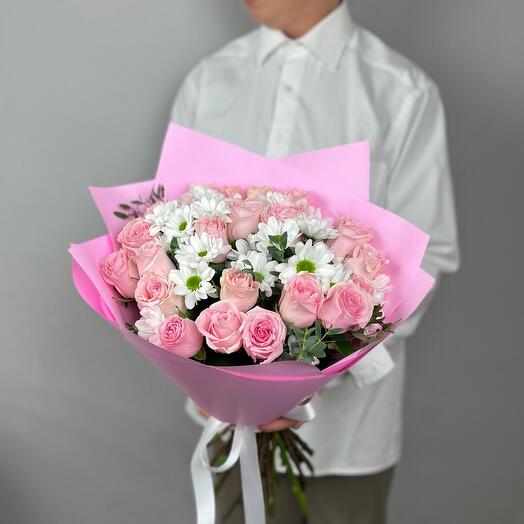 Delicado ramo de 21 rosas con crisantemos