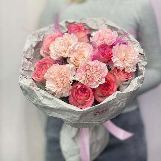 Bouquet of pink roses and dianthuses