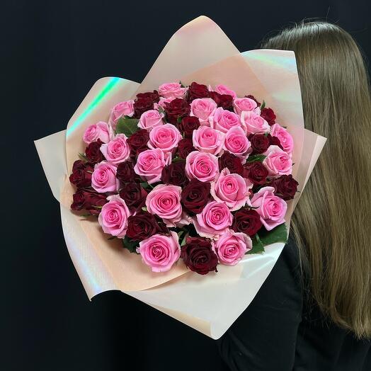 Букет из 51 красной и розовой розы