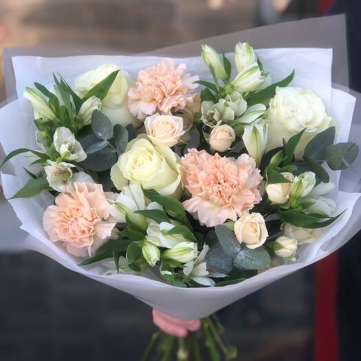 Букет с розами, альстромерией и диантусом