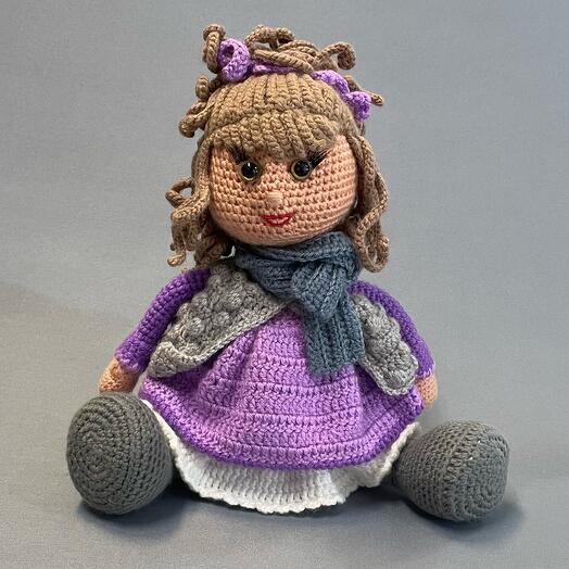 Кукла в сиреневом платье