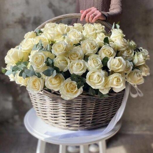 125 ədəd qızılgül və evkaliptdən ibarət səbət