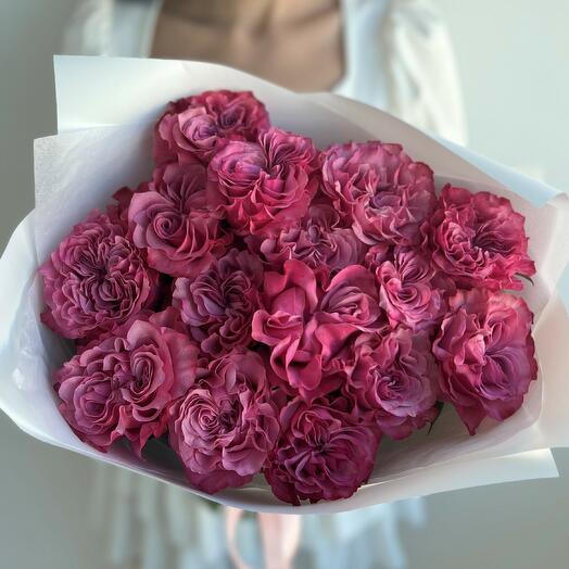 15 peony-shaped roses