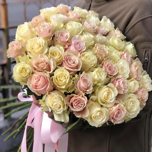 White/pink mondial bouquet