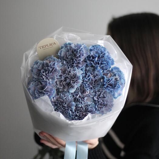 Круглый воздушный букет экзотических синих диантусов