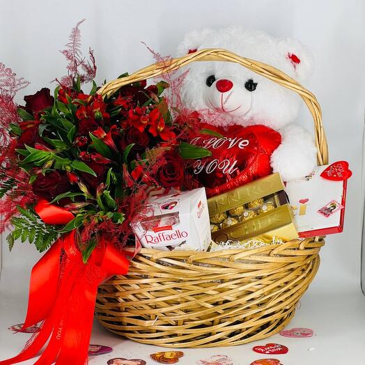 Корзина с цветами конфетами Raffaello FERRERO Rocher Merci и мягкой игрушкой мишкой