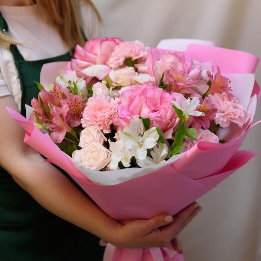 Букет 💕"Это по любви"💕, с альстромерией и кустовыми пионовидными розами