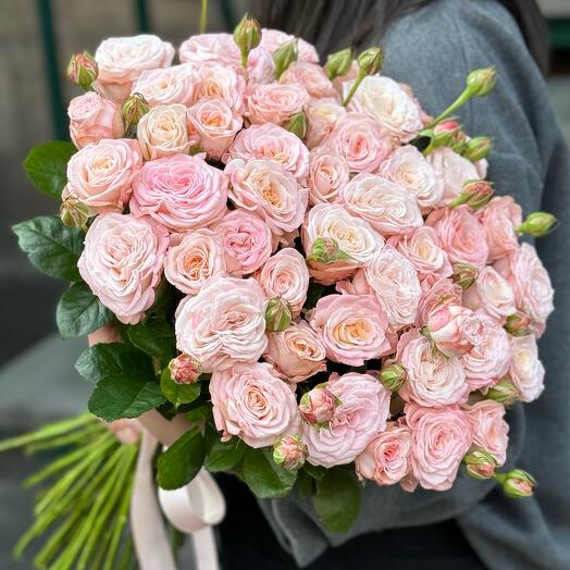 Bouquet of peony-shaped bush roses Bombastic