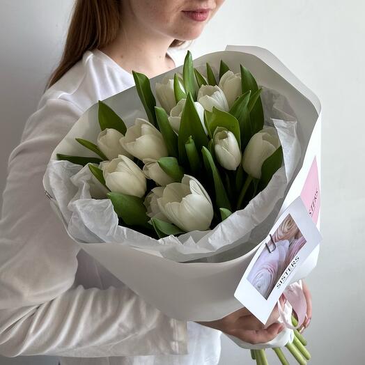 Букет 15 белых тюльпанов