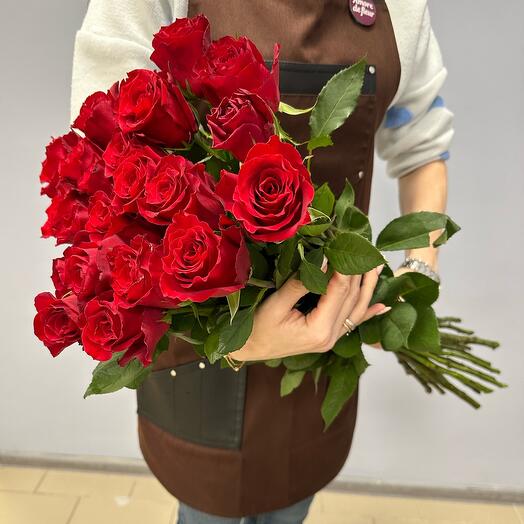 Красные розы под ленту