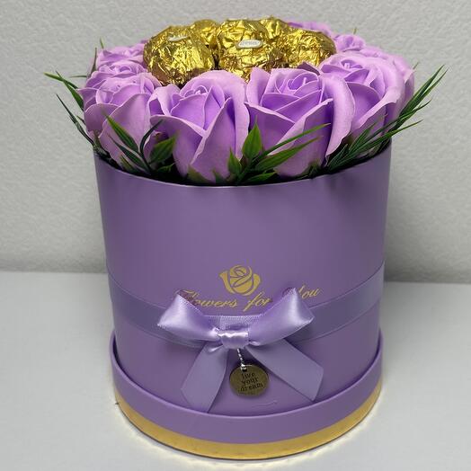 Букет из мыльных роз с конфетами Ferrero Rosher