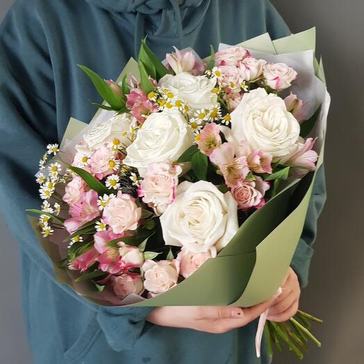 Букет с пионовидной розой и ромашкой