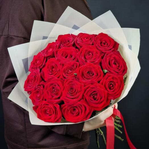 Ramo de 19 rosas rojas en decoración