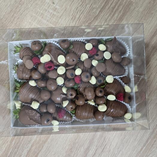 Клубника, голубика в шоколаде