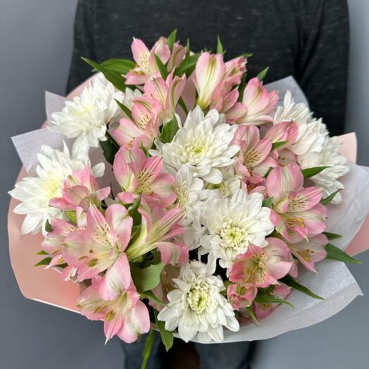 Ніжний букет з кущової хризантеми і рожевої альстромерії