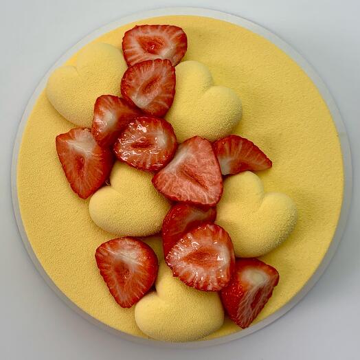 Муссовый торт с жёлтым велюром, сердцами и клубникой