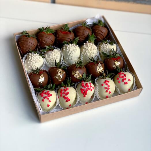 Chocolate-covered strawberries set
