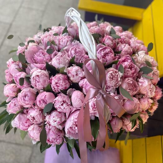 пионы в корзине