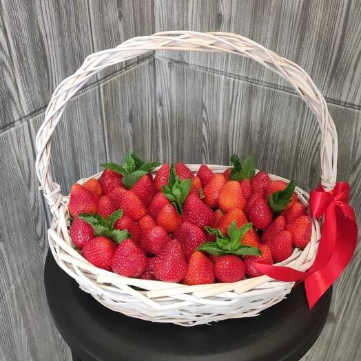 Корзина с клубникой