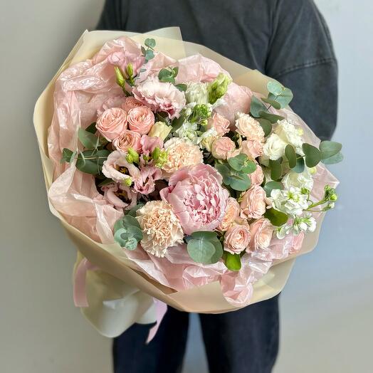 Delicado ramo con peonía, eustoma de rizo y mattiola fragante