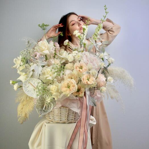 Композиция из нежных роз и гортензий