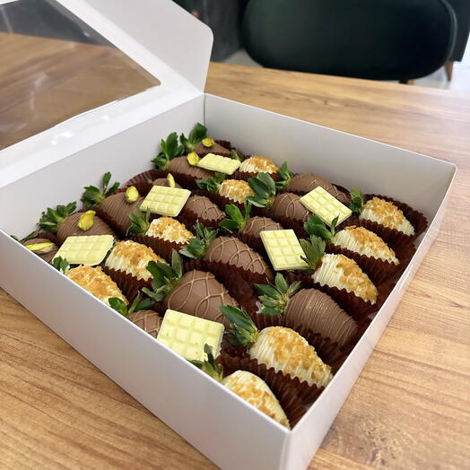 Клубника в  молочном и белом шоколаде 25 шт/ Strawberries in chocolate 25 pcs