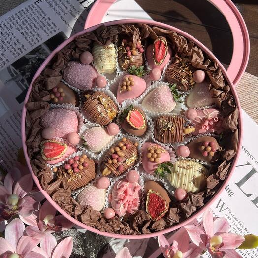 Шляпная коробка с клубникой и финиками в шоколаде