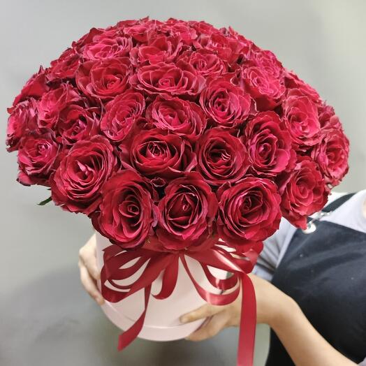 Bouquet of 51 red roses in a hatbox