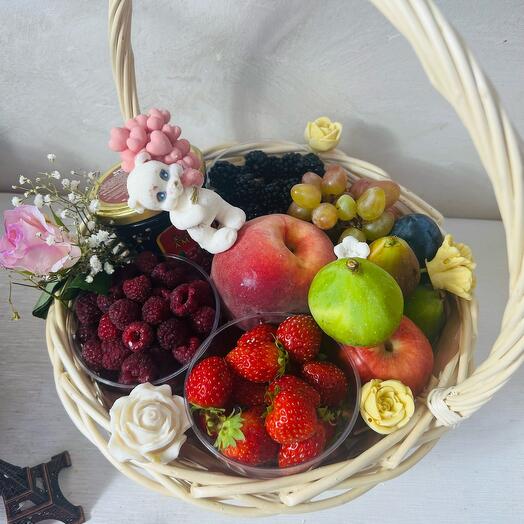 Корзина с фруктами и ягодами