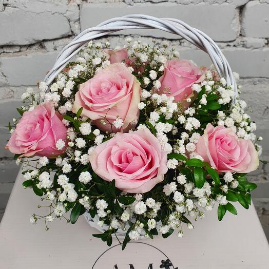 Composition of 9 pink roses with gypsophila in a basket