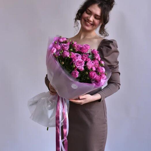 Роза пионовидная яркая