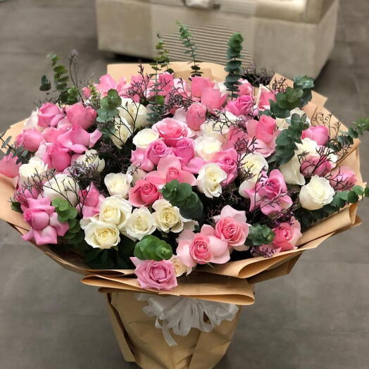 100 Mixed Roses Bouquet - Vibrant Floral Harmony