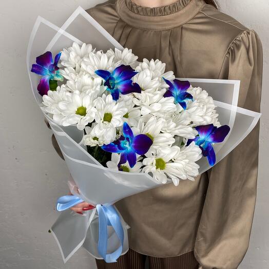 Букет из хризантем и космической орхидеи