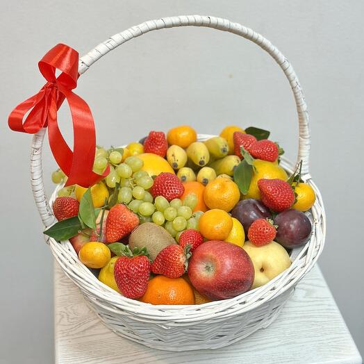 Корзина фруктовая с клубникой