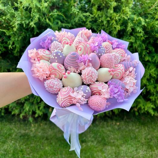 Букет из клубники с гортензией