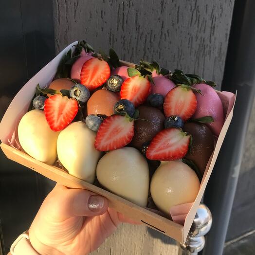 Клубника в молочном и белом шоколаде