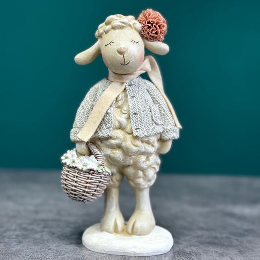 Овечка с корзинкой