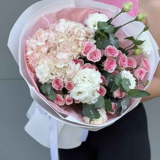 Букет из гортензий, спрей роз и лизиантусов