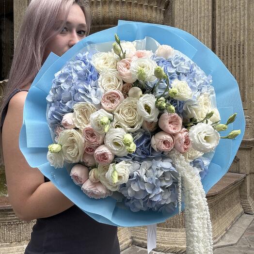 Букет из кустовых роз, гортензий и лизиантусов