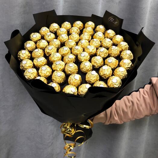 Стильный букет из конфет ferrero