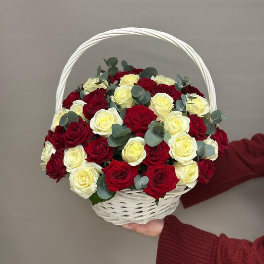 51 роза в корзине