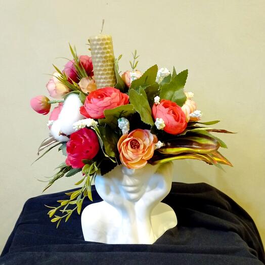Девушка и Ранункулисы (искусственные цветы)