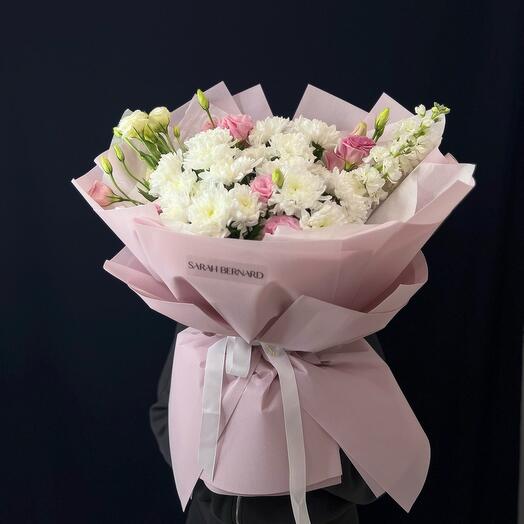 Объемный букет из кустовых хризантем и маттиол