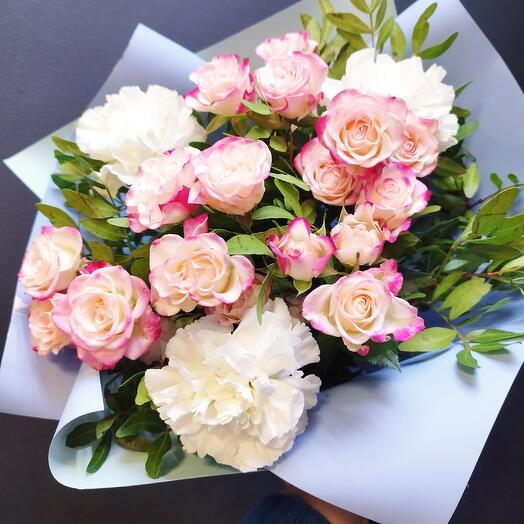 Букет воздушный из кустовой розы и диантуса