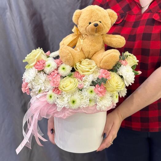 Букет цветов в коробке с мягкой игрушкой Мишкой (к0054)